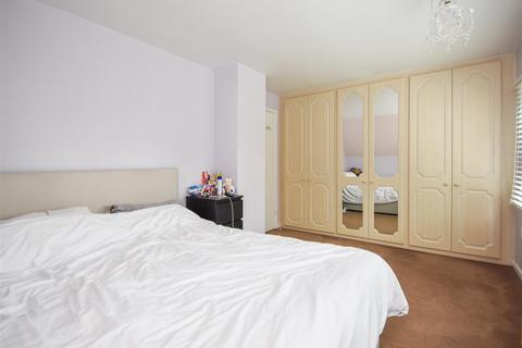 64 Bantock Gardens, Wolverhampton, WV3 9LL