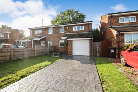 3 bedroom semi-detached house for sale - Mackay Close, Calcot, Reading, RG31