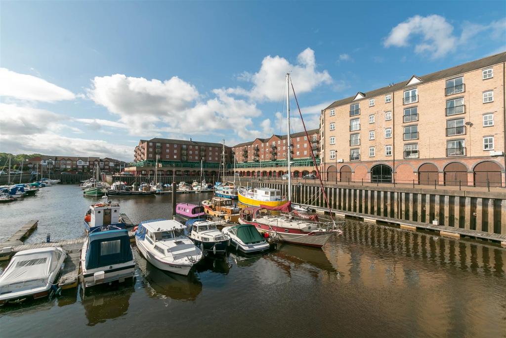 The Moorings, St. Lawrence Road... 2 bed flat £925 pcm (£213 pw)