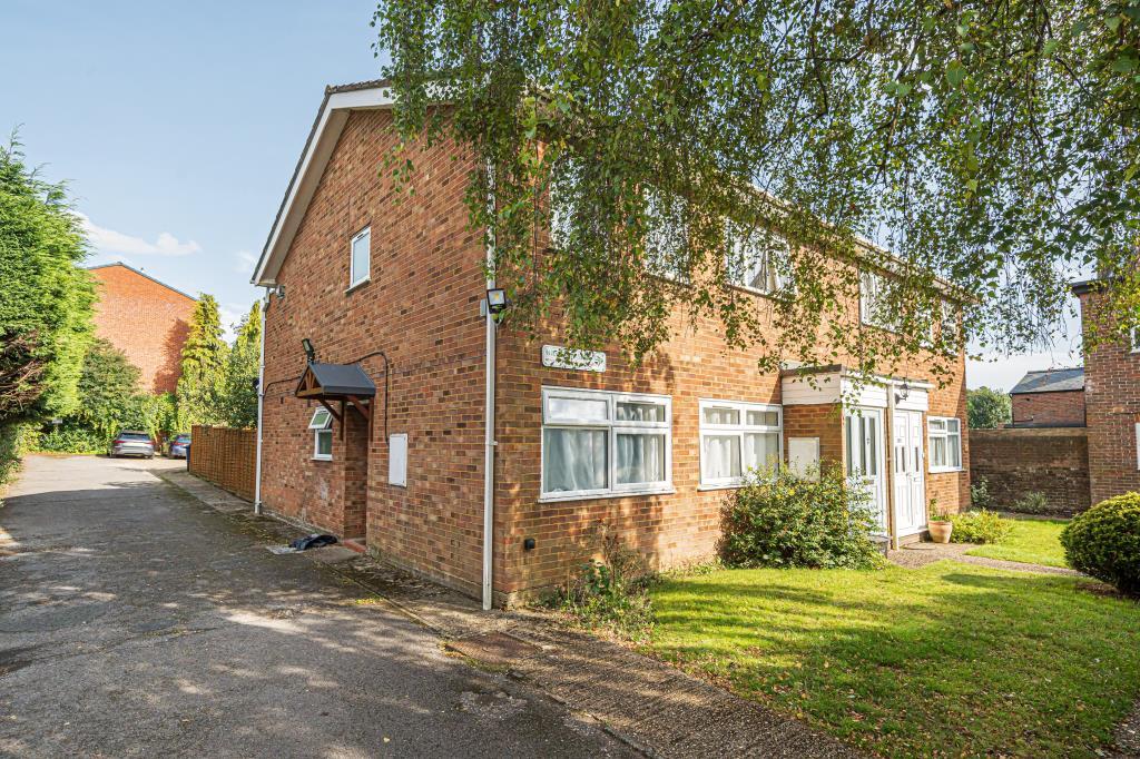 Bellingdon Road, Chesham, HP5 2 bed apartment £1,500 pcm (£346 pw)
