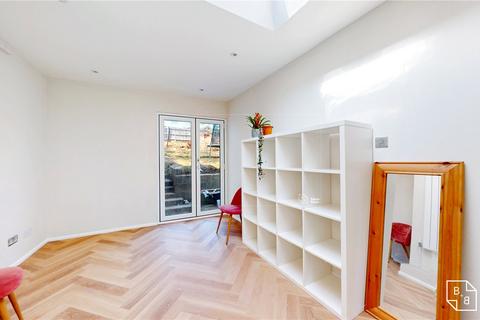 3 bedroom semi-detached house to rent, Broadcoombe, South Croydon, CR2