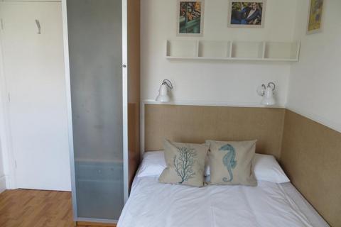 Studio to rent, Fulham Palace Road, Hammersmith, London, W6