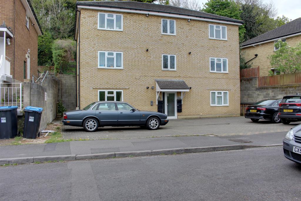 Commonwealth Road, Caterham CR3 1 bed flat £1,000 pcm (£231 pw)