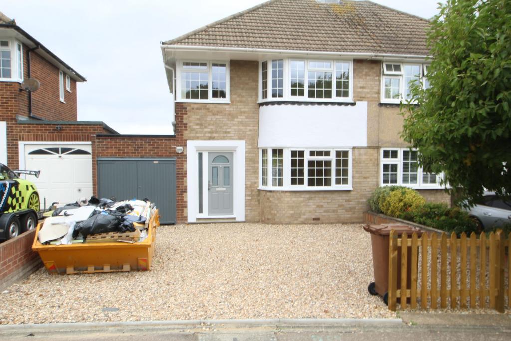 Brompton Farm Road, Strood, Medway 3 bed terraced house £1,950 pcm (£