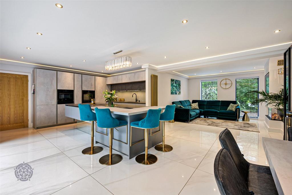 Ravenswood Drive, Bolton, Greater Manchester, BL1 5AJ 4 bed detached