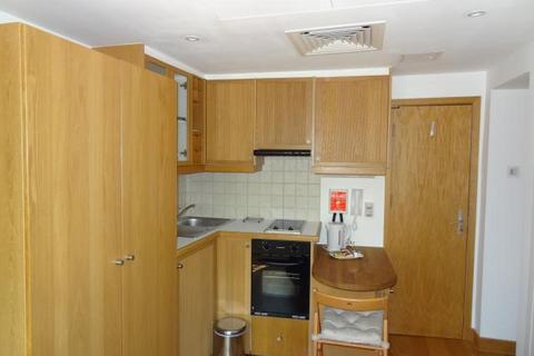 Studio to rent, Cartwright Gardens, Bloomsbury, London, WC1H
