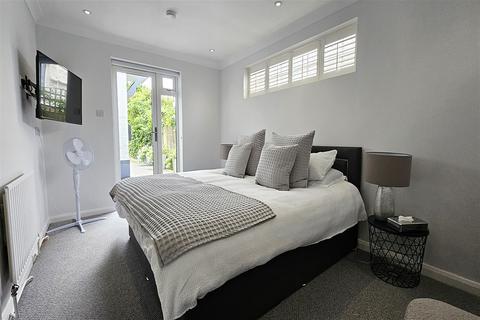 9 bedroom link detached house for sale, Christchurch