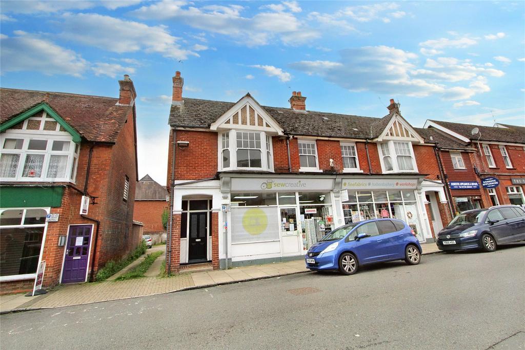 Lavant Street, Petersfield... 2 bed apartment £1,250 pcm (£288 pw)