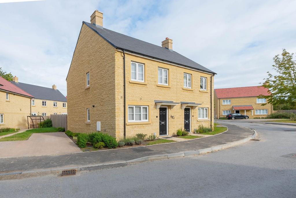 Linden Gardens, Carterton, OX18 2 bed semidetached house for sale £325,000