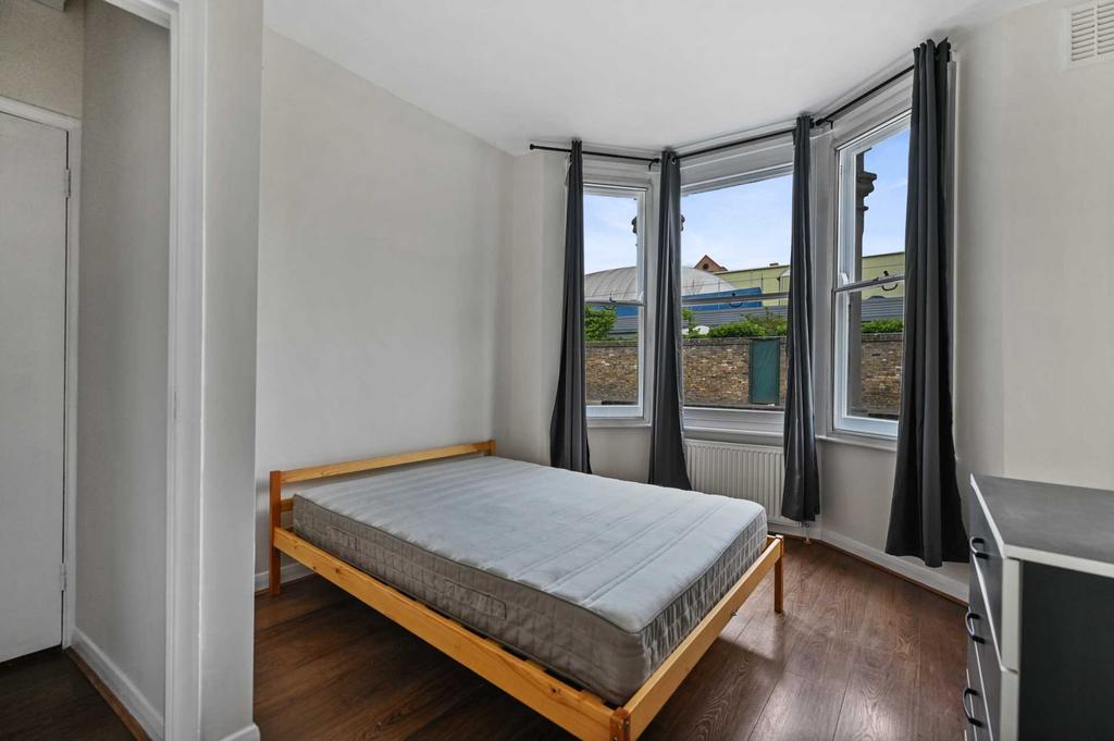 Townmead Road, Sands End, Fulham SW6 2SR 2 bed flat £2,349 pcm (£542 pw)