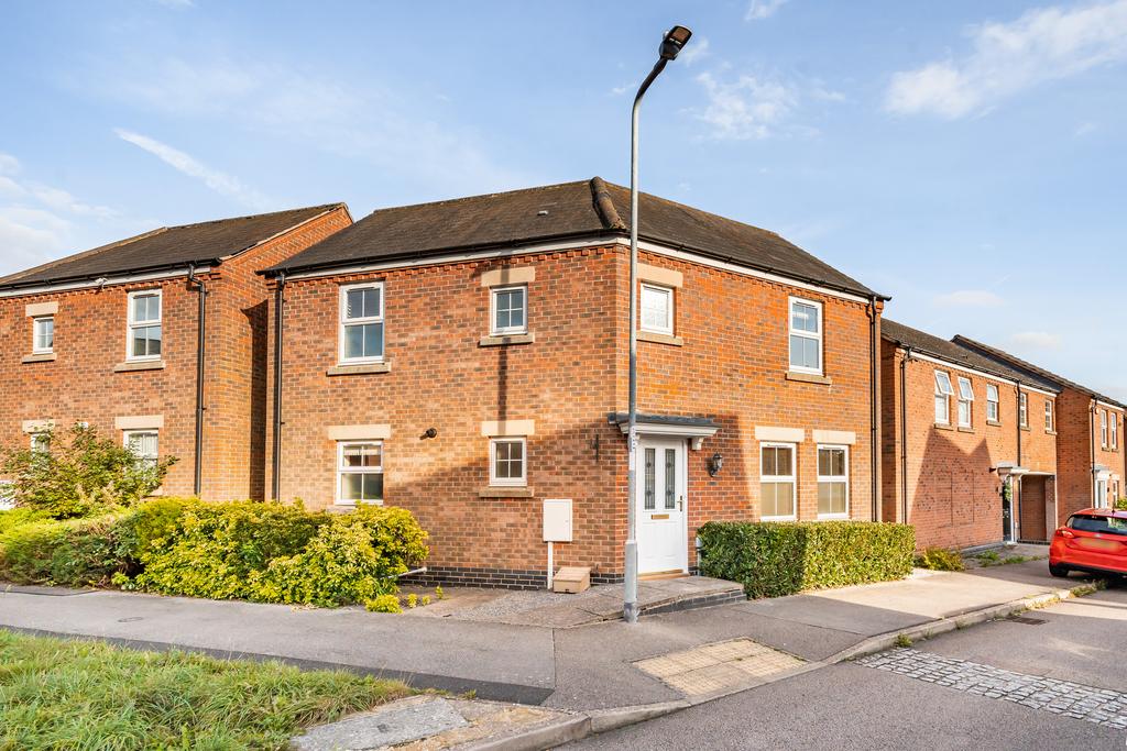 Burdock Way, Desborough NN14 3 bed detached house for sale £252,000