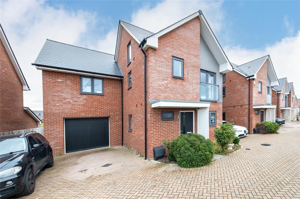 Marlowe Close, Northfleet, Kent, DA11 4 bed detached house £600,000