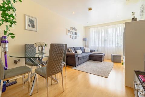 2 bedroom flat for sale - Elmhurst Court, Camberley