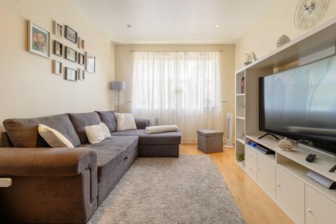 2 bedroom flat for sale - Elmhurst Court, Camberley