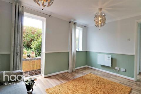 2 bedroom flat to rent, Walsingham Close