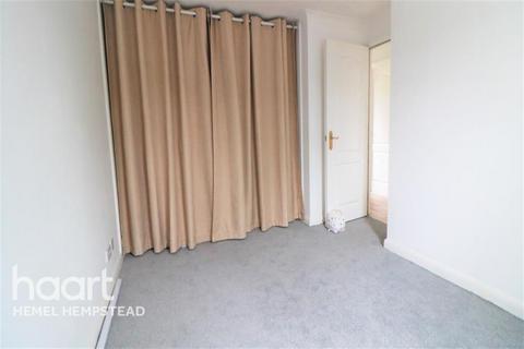 2 bedroom flat to rent, Walsingham Close