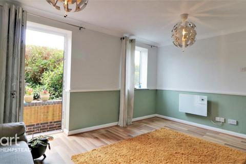 2 bedroom flat to rent, Walsingham Close, Hatfield