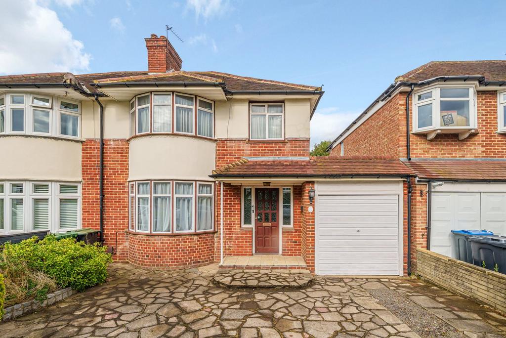 Elmbridge Avenue, Surbiton, KT5 3 bed semidetached house £650,000