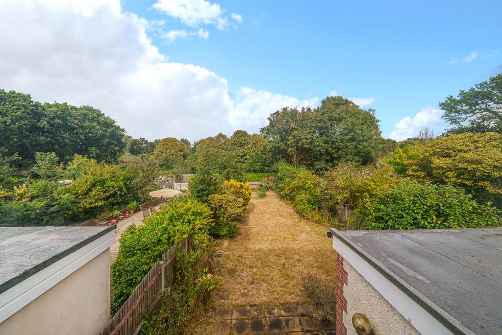 Elmbridge Avenue, Surbiton, KT5 3 bed semidetached house £650,000