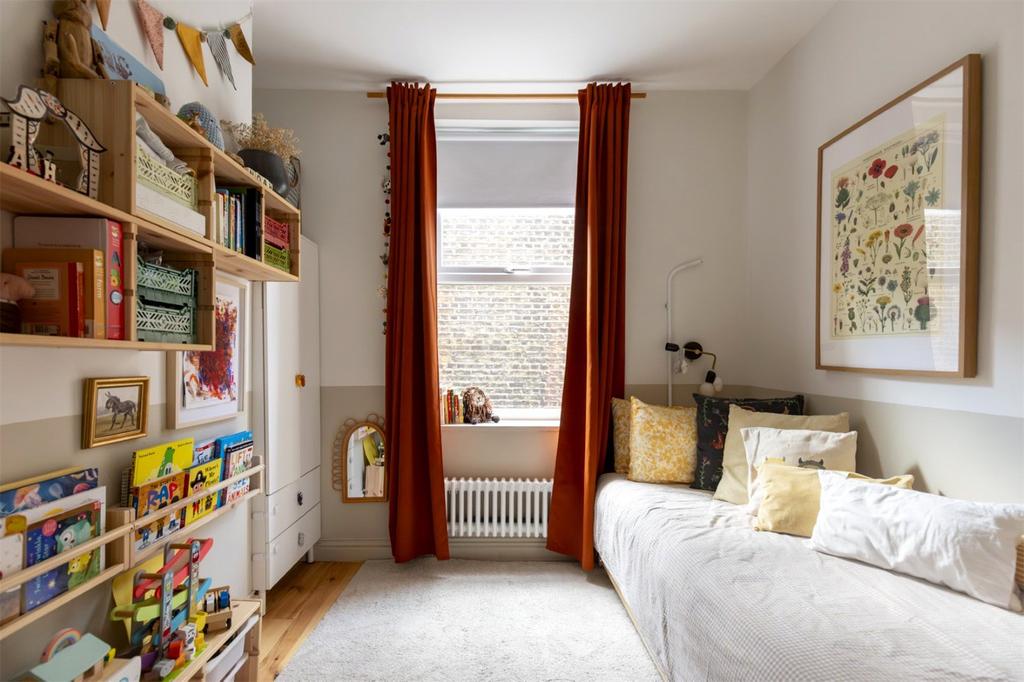 Weavers Court, E2