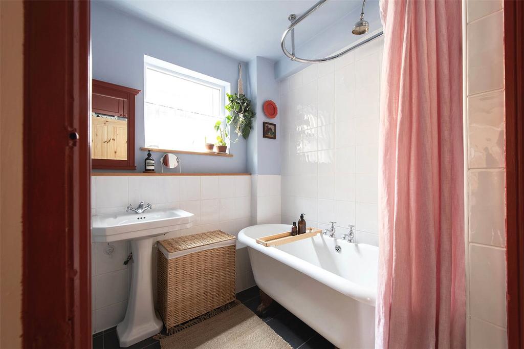 Weavers Court, E2