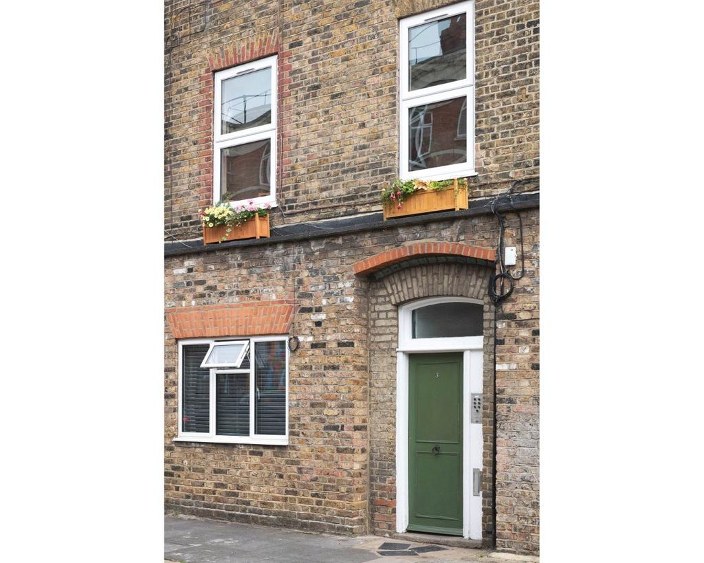 Weavers Court, E2