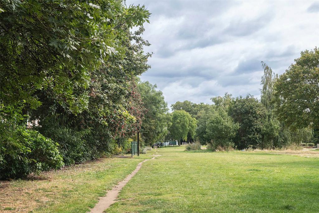 Weavers Field, E2