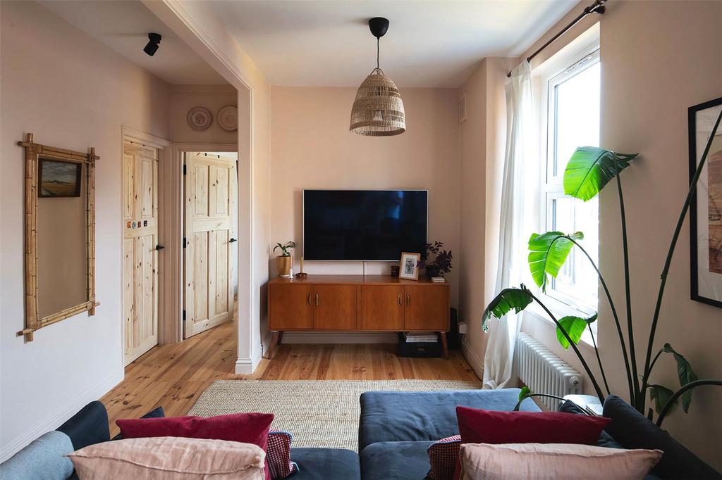 Weavers Court, E2