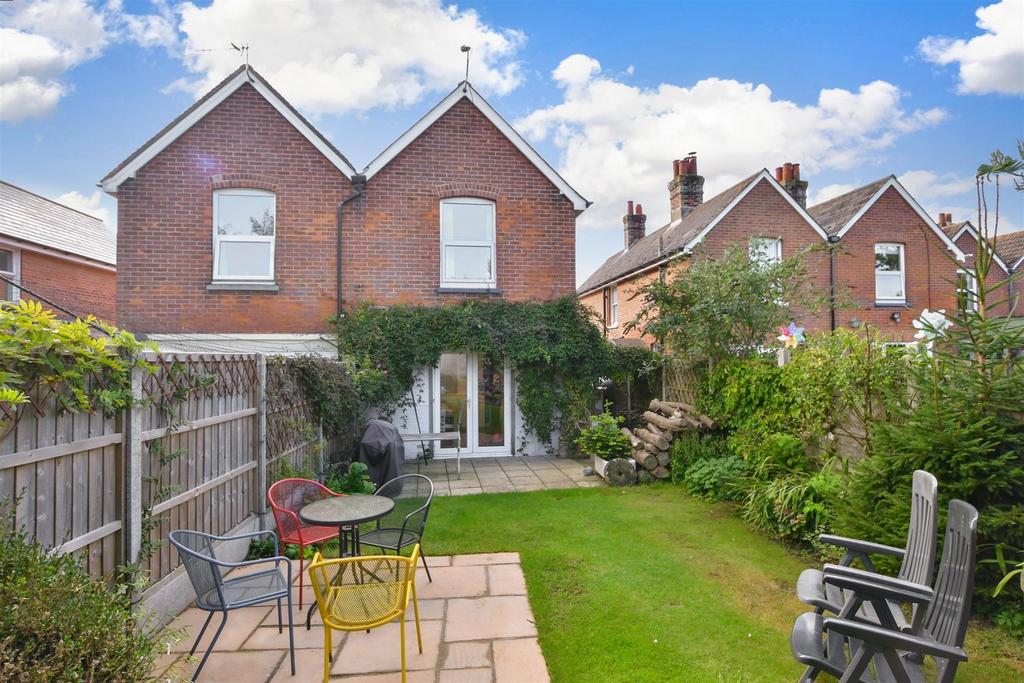 Hooke Hill, Freshwater, Isle of Wight 3 bed semidetached house for