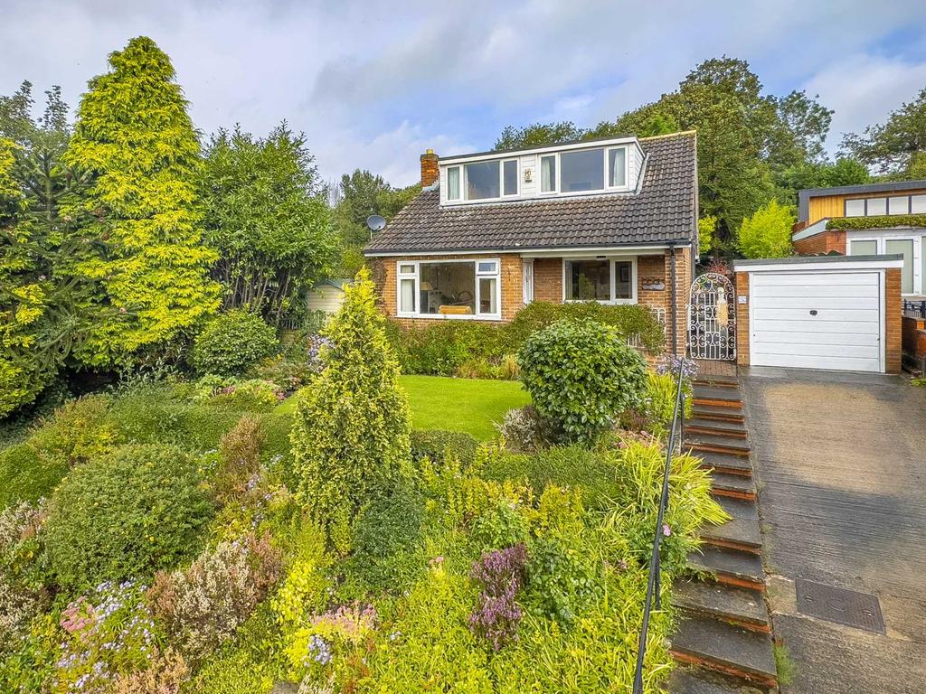 Glen Avenue, Batley 2 bed detached house for sale £250,000