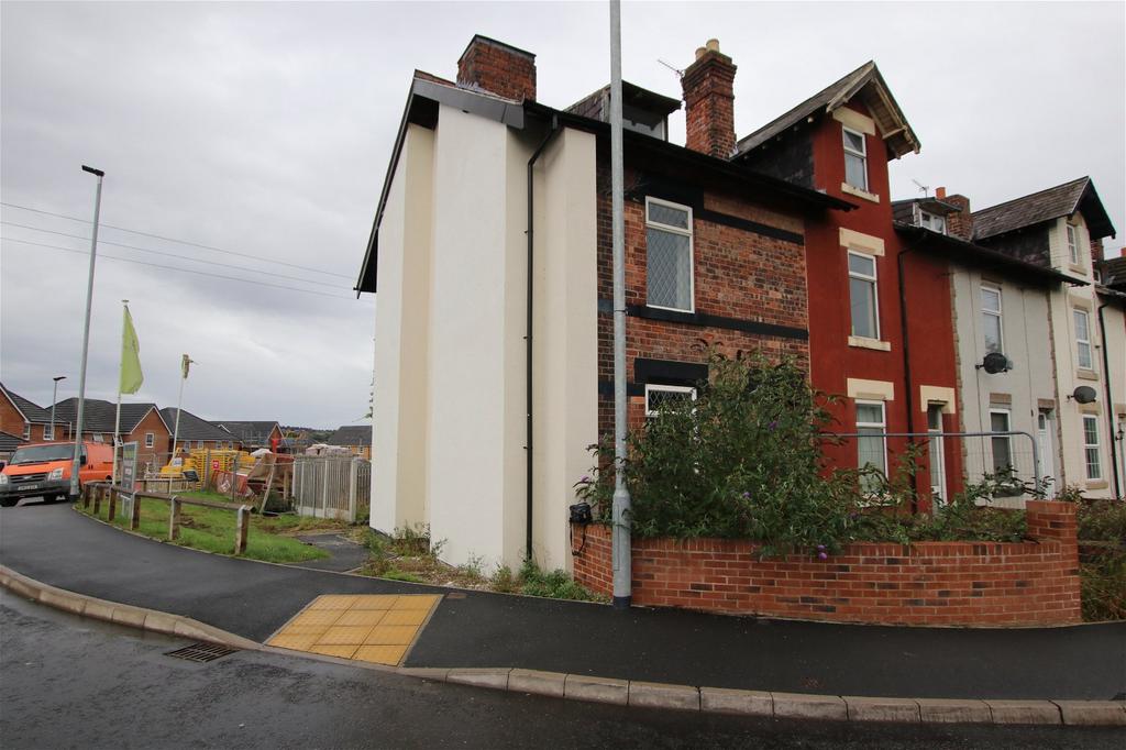 Claycliffe Road, Barugh Green 3 bed end of terrace house £44,000