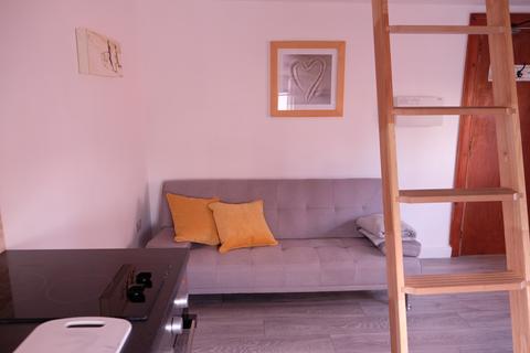 Studio to rent - St. James's Street, Brighton BN2