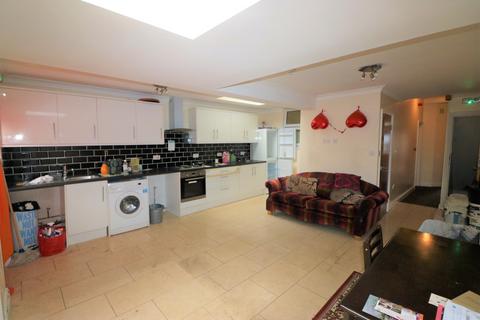 3 bedroom flat to rent, Hainault Road, London E11