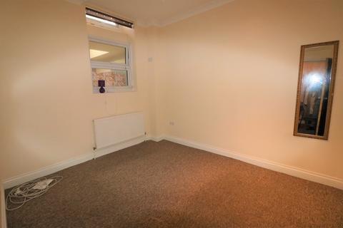 3 bedroom flat to rent, Hainault Road, London E11