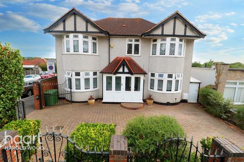 5 bedroom detached house for sale - Hall Terrace, Romford