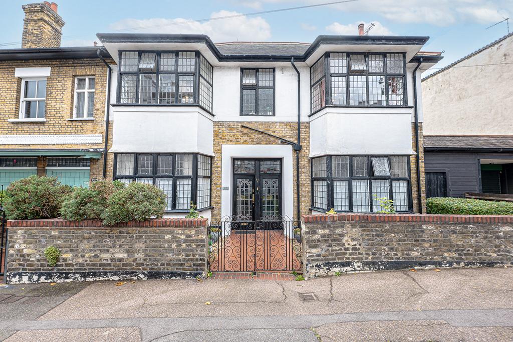 2 bedroom flat for sale in 16 Valkyrie Road, Southend-on-Sea,  Westcliff-on-Sea, SS0