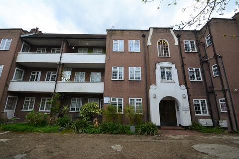 3 bedroom apartment to rent, Hersham Road