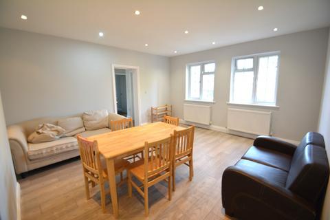 3 bedroom apartment to rent, Hersham Road