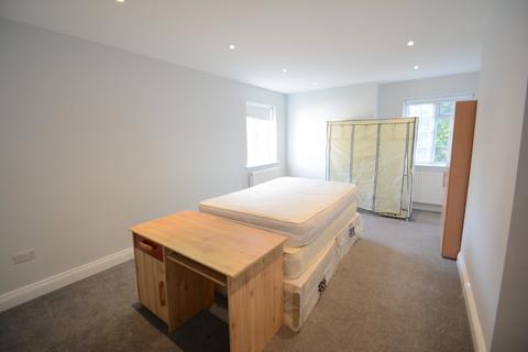 3 bedroom apartment to rent, Hersham Road