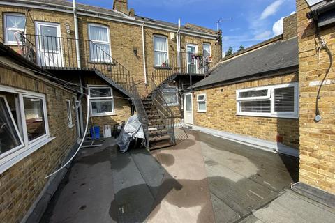 2 bedroom maisonette for sale, Staines Road, HOUNSLOW, Greater London, TW33LF