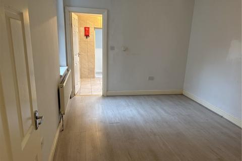 2 bedroom ground floor flat to rent, Henley Road, Ilford