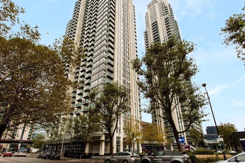 Pan Peninsula, Canary Wharf, London, E14 9HJ 1 bed flat - £2,578 pcm (£ ...