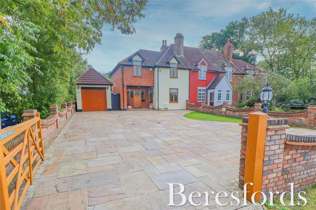 Hall Lane, Upminster, RM14 3 bed semidetached house for sale £775,000