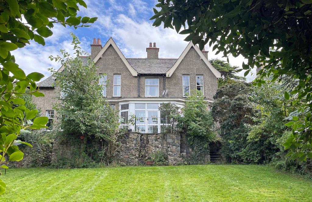 Penmaenmawr Road, Llanfairfechan, Conwy, LL33 6 bed detached house for