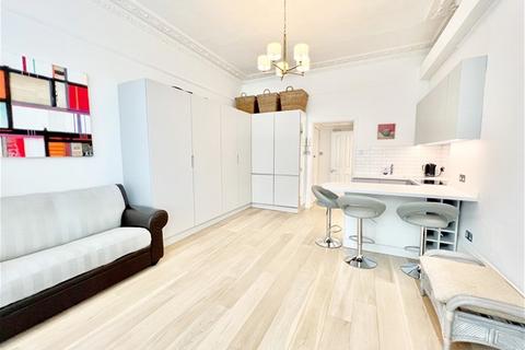 Studio to rent, Fitzjohns Avenue, Hampstead