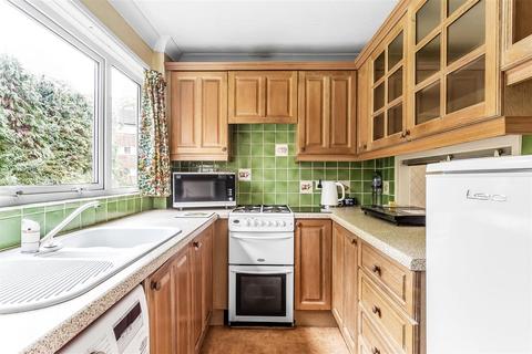 2 bedroom flat for sale - Master Close, Oxted