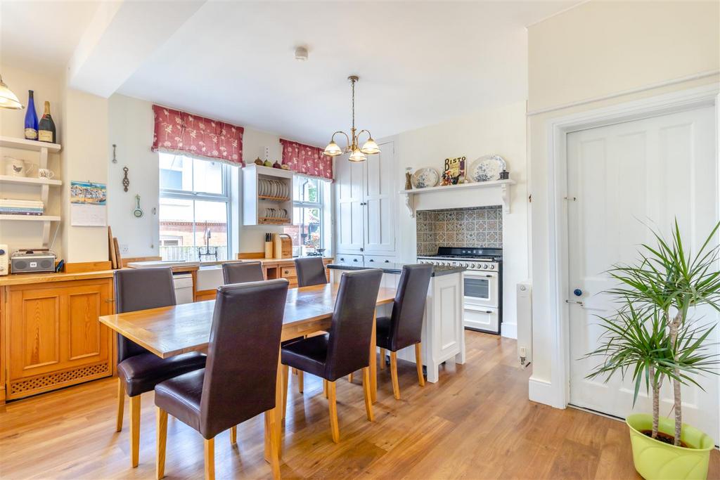 Alpha Villas, Alexandra Avenue, Mansfield 4 bed semidetached house for