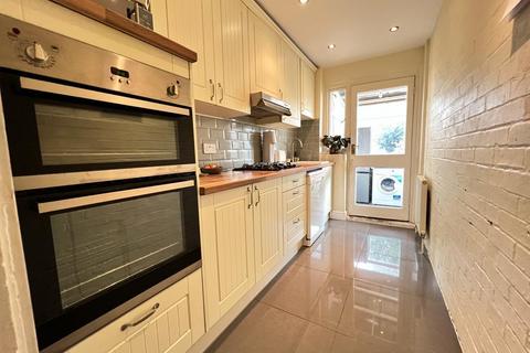 2 bedroom house for sale - Valence Wood Road, Dagenham