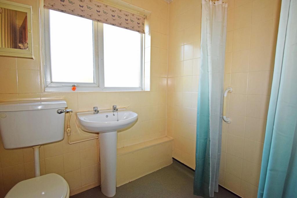 2 Bourne Avenue, wetroom.jpg