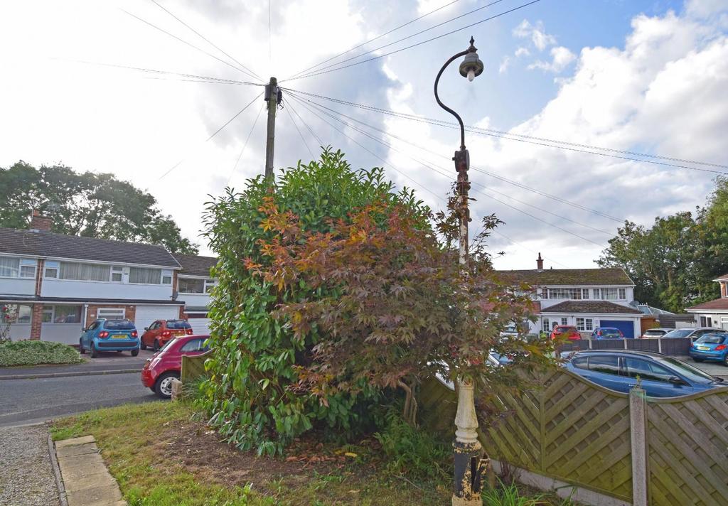 6 Ash Drive, garden lamp post.jpg